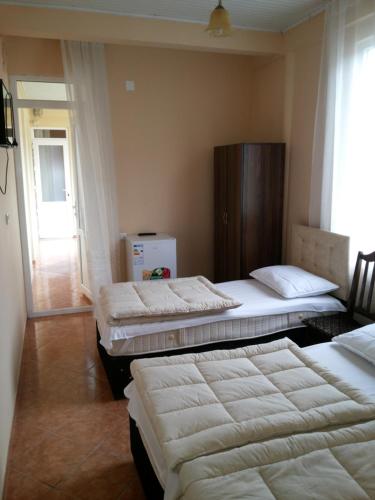 Postel nebo postele na pokoji v ubytování Kvariati Grand Guest House