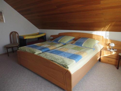 ブットヤーディンゲンにあるHaus Sabineの木製の天井のベッドルームのベッド1台