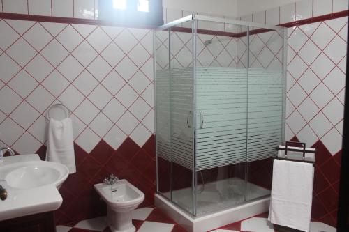 uma casa de banho com um chuveiro, um WC e um lavatório. em La Casa del Abuelo em Los Sauces