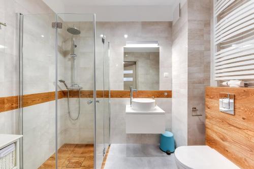 łazienka z prysznicem i umywalką w obiekcie Gdansk Comfort Apartments Bursztynowa w Gdańsku