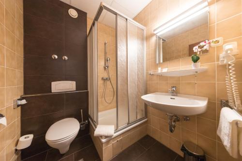 Kylpyhuone majoituspaikassa CityHotel Uelzen