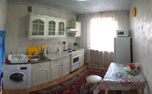 クルガンにあるApartment 11 Mikrorayonの小さなキッチン(シンク、冷蔵庫付)