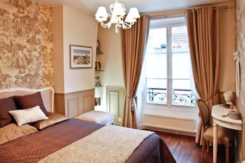 une chambre avec un lit et une fenêtre dans l'établissement Le Triomphe Elysees, à Paris