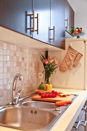 - un évier de cuisine avec des légumes sur une planche de découpe dans l'établissement Le Triomphe Elysees, à Paris