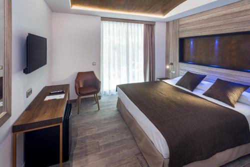 Ένα ή περισσότερα κρεβάτια σε δωμάτιο στο Hotel GHT Neptuno-Tossa & Venus SPA