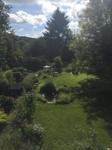 an aerial view of a garden with trees and grass at Vingt Vieux Bourg in Rochefort-en-Terre