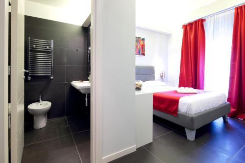 Ein Badezimmer in der Unterkunft NearHome Smart Suites Guest House