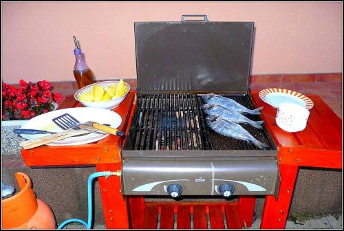 una parrilla con algo de comida en una mesa en Apartments Nives NB, en Savudrija