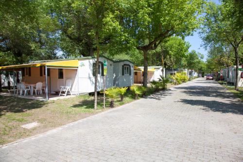 an empty road with a group of mobile homes at Camping Klaus in Cavallino-Treporti