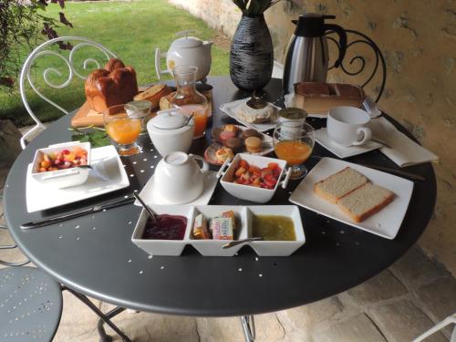 un tavolo con un vassoio di prodotti per la colazione di Ilot Bonheur a Ury