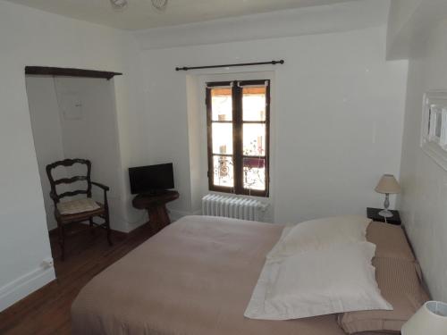 ユリィにあるIlot Bonheurのベッドルーム1室(ベッド1台、椅子、窓付)