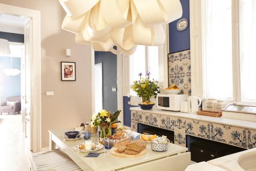 una cocina con una mesa con pan y una lámpara de araña en Close to Passeig de Gracia, en Barcelona