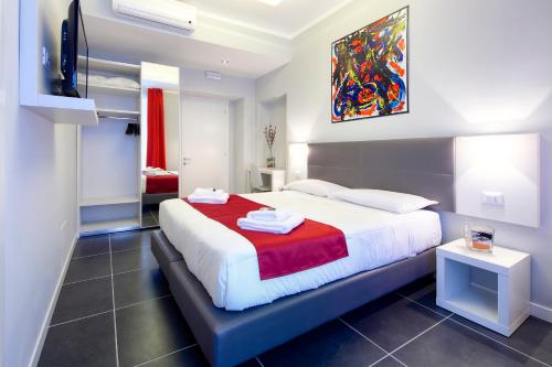 Säng eller sängar i ett rum på NearHome Smart Suites Guest House