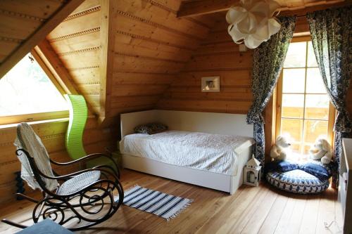 a bedroom with a bed in a log cabin at Krolowo Apartment in Tylmanowa