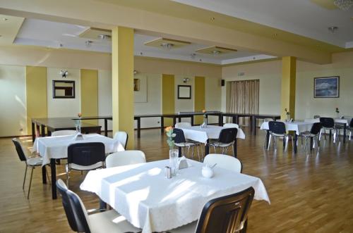 Reštaurácia alebo iné gastronomické zariadenie v ubytovaní Willa Sailor Pabianice