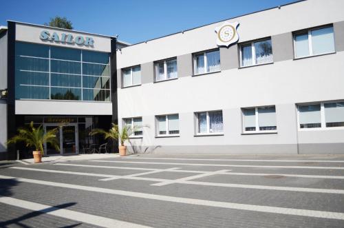 an empty parking lot in front of a salerno building at Willa Sailor Pabianice in Pabianice