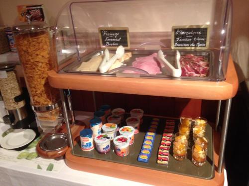 lodówka z jedzeniem na półce w obiekcie Manoir Du Cunningham w Saint-Malo