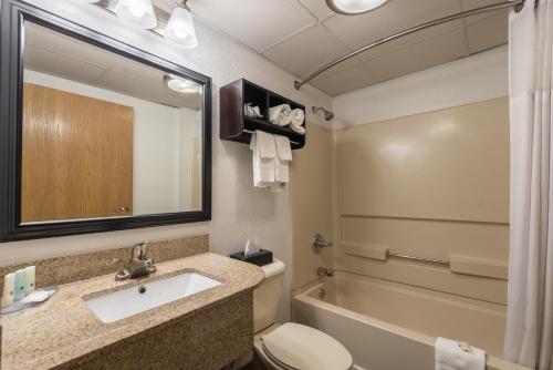 A bathroom at Quality Inn Grove City - Columbus South