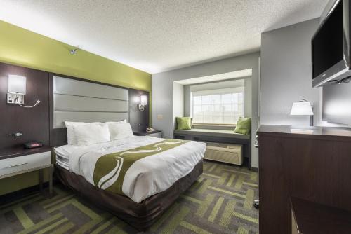 A bed or beds in a room at Quality Inn Grove City - Columbus South