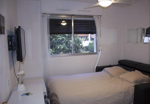 ニースにあるStudio Bord De Mer Nice Ouestの小さなベッドルーム(ベッド1台、窓付)