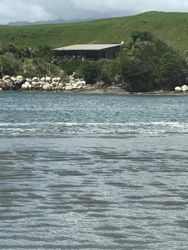 a house on the shore of a body of water at Lingalonga in Charleston