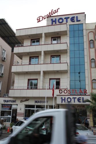 een hotelgebouw met een bord erop bij Dostlar Hotel in Mersin