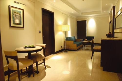 Posezení v ubytování Ramada Plaza Chennai