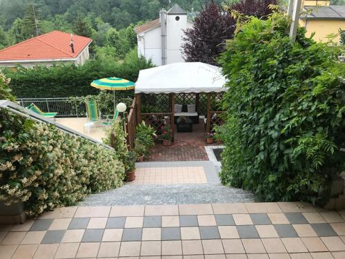 a garden with a gazebo in a yard at Hotel Garden Ristorante in Tabiano