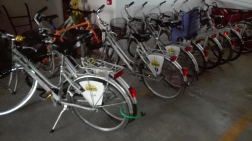 - une rangée de vélos garés dans un garage dans l'établissement Hotel Paron, à Bibione