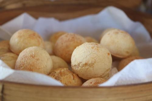 un cestino pieno di palline di pane in di REFUGiO MINEIRO HOTEL BOUTIQUE a Mamoan