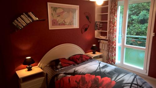 une chambre avec un lit et une fenêtre dans l'établissement Le Bois Bryas, à Revin