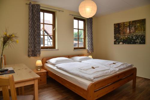 Postel nebo postele na pokoji v ubytování Thüringer Landhotel Edelhof