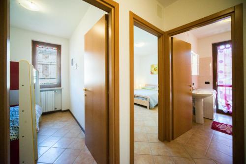 ガルダにあるAppartamenti Garda La Capanninaの廊下、ベッドルーム(ベッド1台付)、バスルームが備わります。