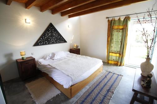 Un dormitorio con una cama grande y una ventana en Dias Distintos - Turismo Rural, en Colos