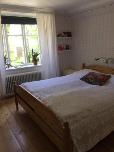 - une chambre avec un grand lit et une fenêtre dans l'établissement Silte Siglajvs 147, à Havdhem