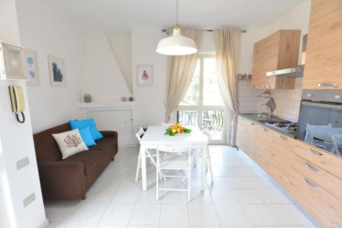 cocina y sala de estar con sofá y mesa en Villa Elisabetta Apartments, en Pula