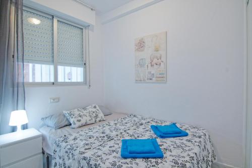ラ・マタにあるLa Mata Beach Apartmentのベッドルーム1室(青いスツール付きのベッド1台付)