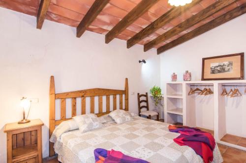 マナコルにあるEs Rafal Roig (Cestador)のベッドルーム1室(ベッド1台、テーブル、椅子付)