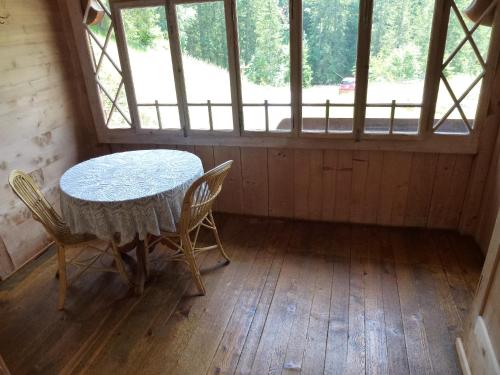 a table and chairs in a room with a window at Hotel Waldrand in Kiental
