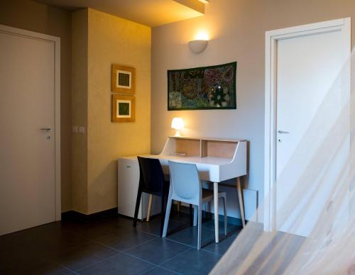 a small kitchen with a table and two chairs at B&B Casa Liuzza in Santa Teresa di Riva