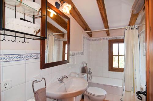 マナコルにあるEs Rafal Roig (Graner)のバスルーム(洗面台、トイレ、鏡付)