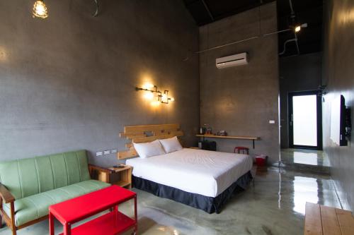 Postel nebo postele na pokoji v ubytování Kenting Xia Ye B&B