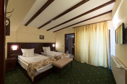Un pat sau paturi într-o cameră la Vila Steaua Nordului