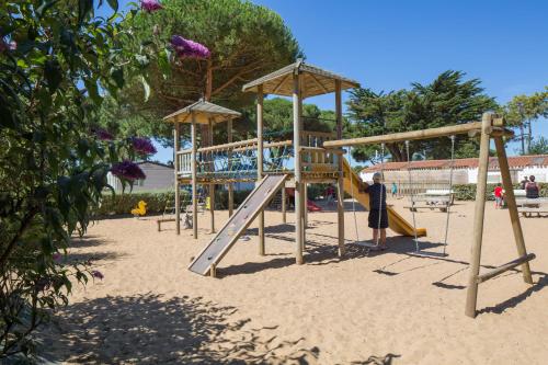 Zona de joacă pentru copii de la Camping Le Suroit
