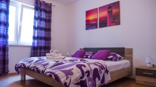 Una cama o camas en una habitación de Enjoy
