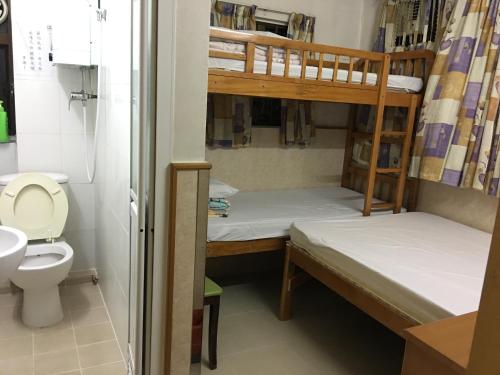Llit o llits en una habitació de Johnson Hostel