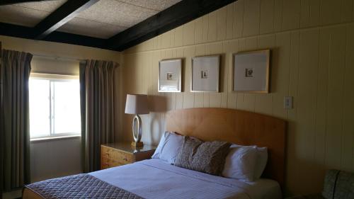 Postel nebo postele na pokoji v ubytování The Amethyst Beach Motel