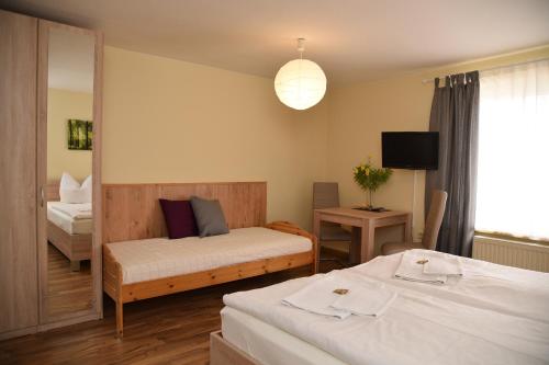 Postel nebo postele na pokoji v ubytování Thüringer Landhotel Edelhof