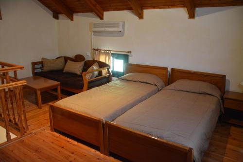 Кровать или кровати в номере Aristotelis Apartments