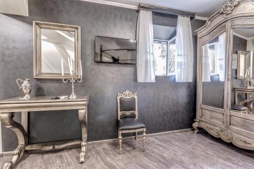 um quarto com uma mesa, uma cadeira e um espelho em Anama Suite em Corfu Town
